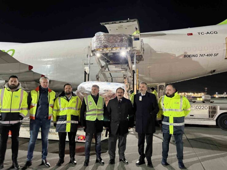 Frankfurtlu gurbetçiler Türkiye’ye 70 ton acil yardım malzemesi gönderdi