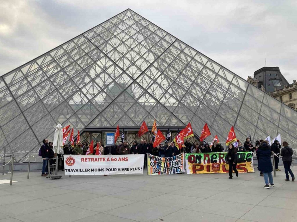 fransada protestocular louvre muzesinin girisini kapatti 0680a69