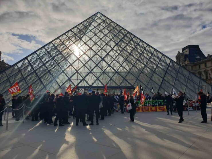 Fransa’da protestocular Louvre Müzesi’nin girişini kapattı