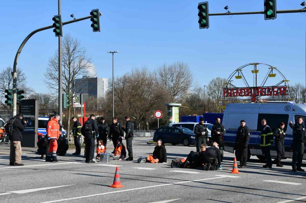 hamburgda iklim aktivistleri ellerini asfalta yapistirdi b001c13