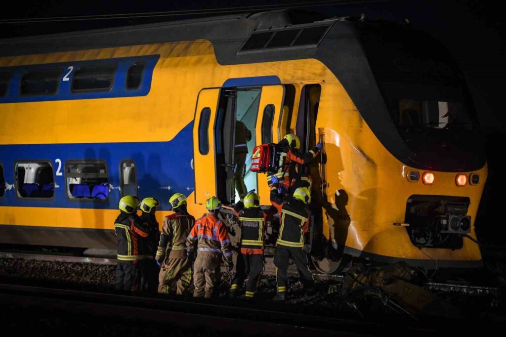 hollandada yolcu treni raydan cikti 1 olu 30 yarali 31121c2