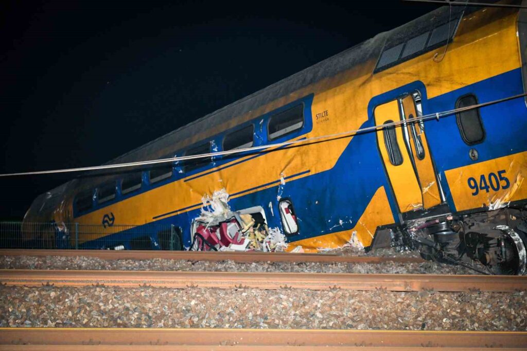 hollandada yolcu treni raydan cikti 1 olu 30 yarali d761491